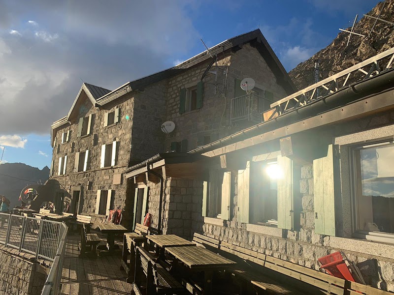 Rifugio ai Caduti dell'Adamello