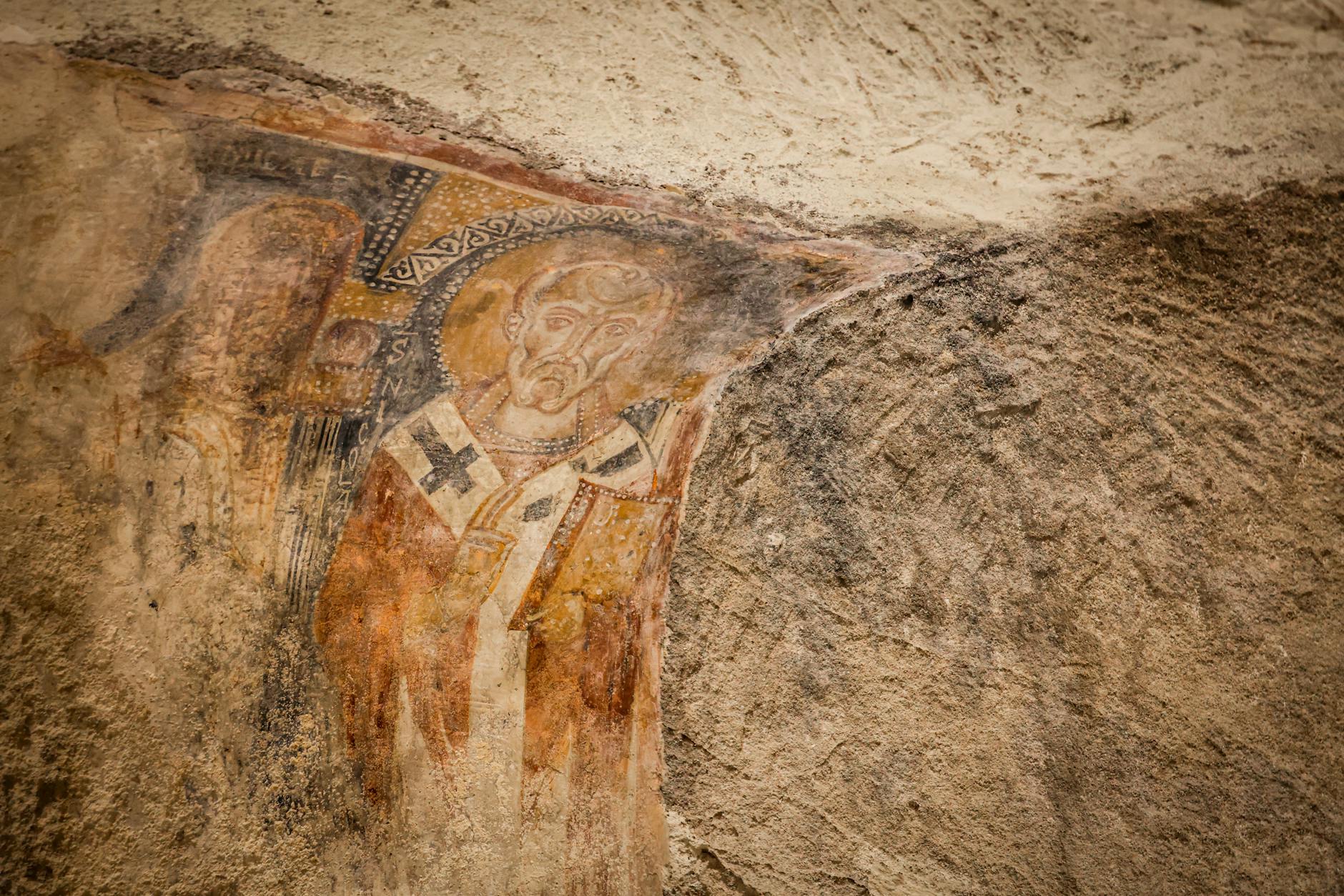 Dettaglio di un affresco medievale in una chiesa trentina