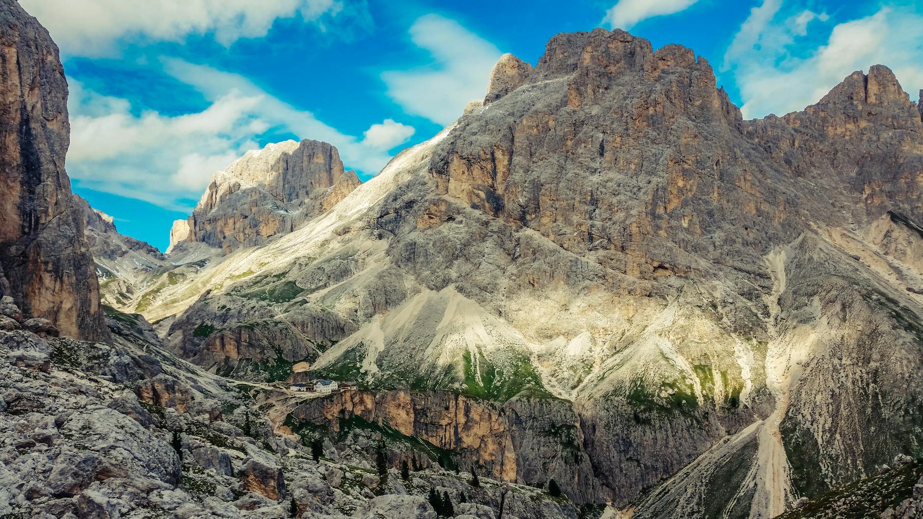 Le vette dolomitiche illuminate dal sole