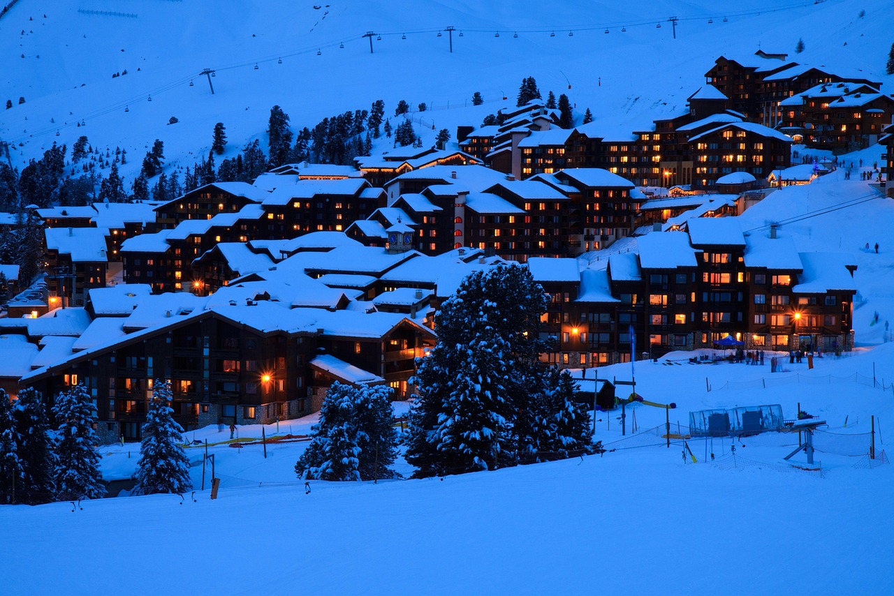 Villaggio alpino innevato tra le montagne