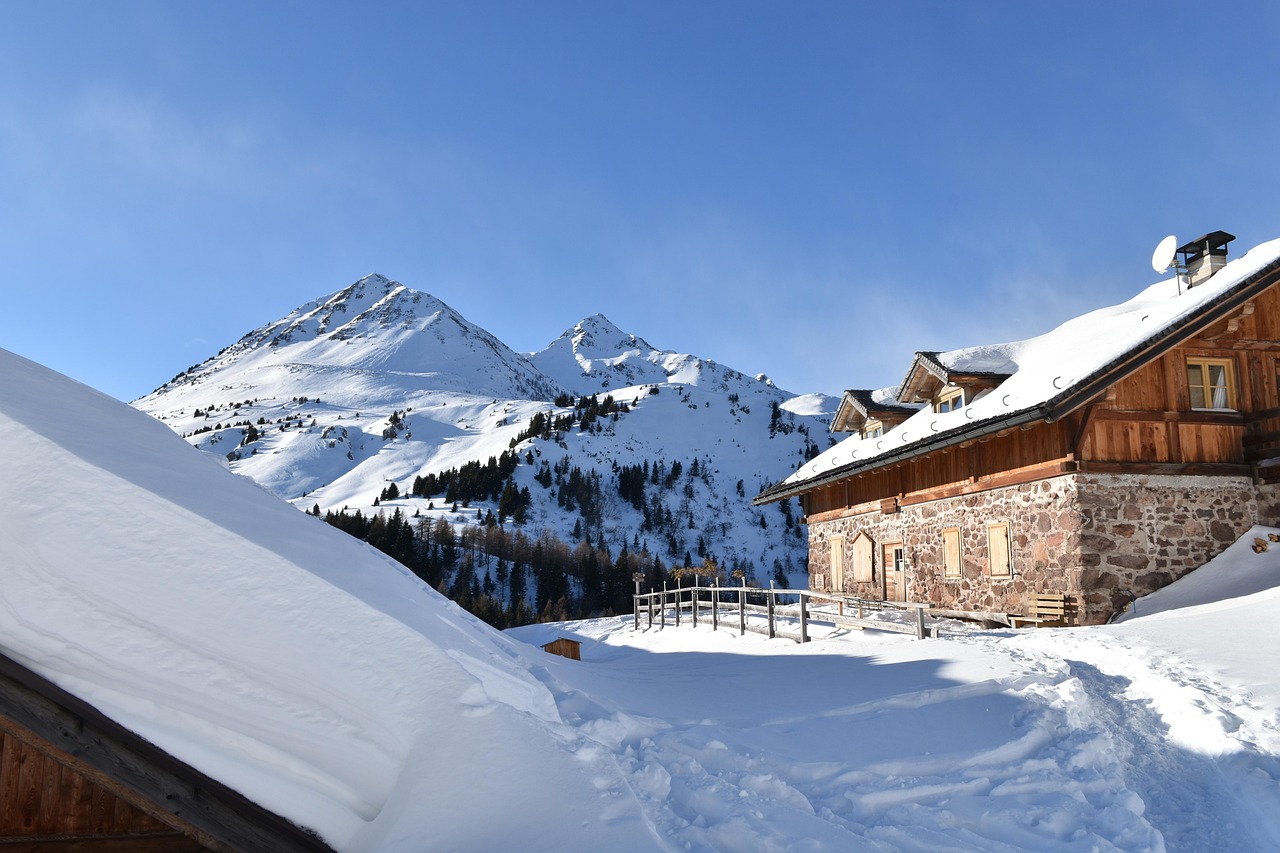 Comprensorio sciistico con piste innevate e montagne sullo sfondo