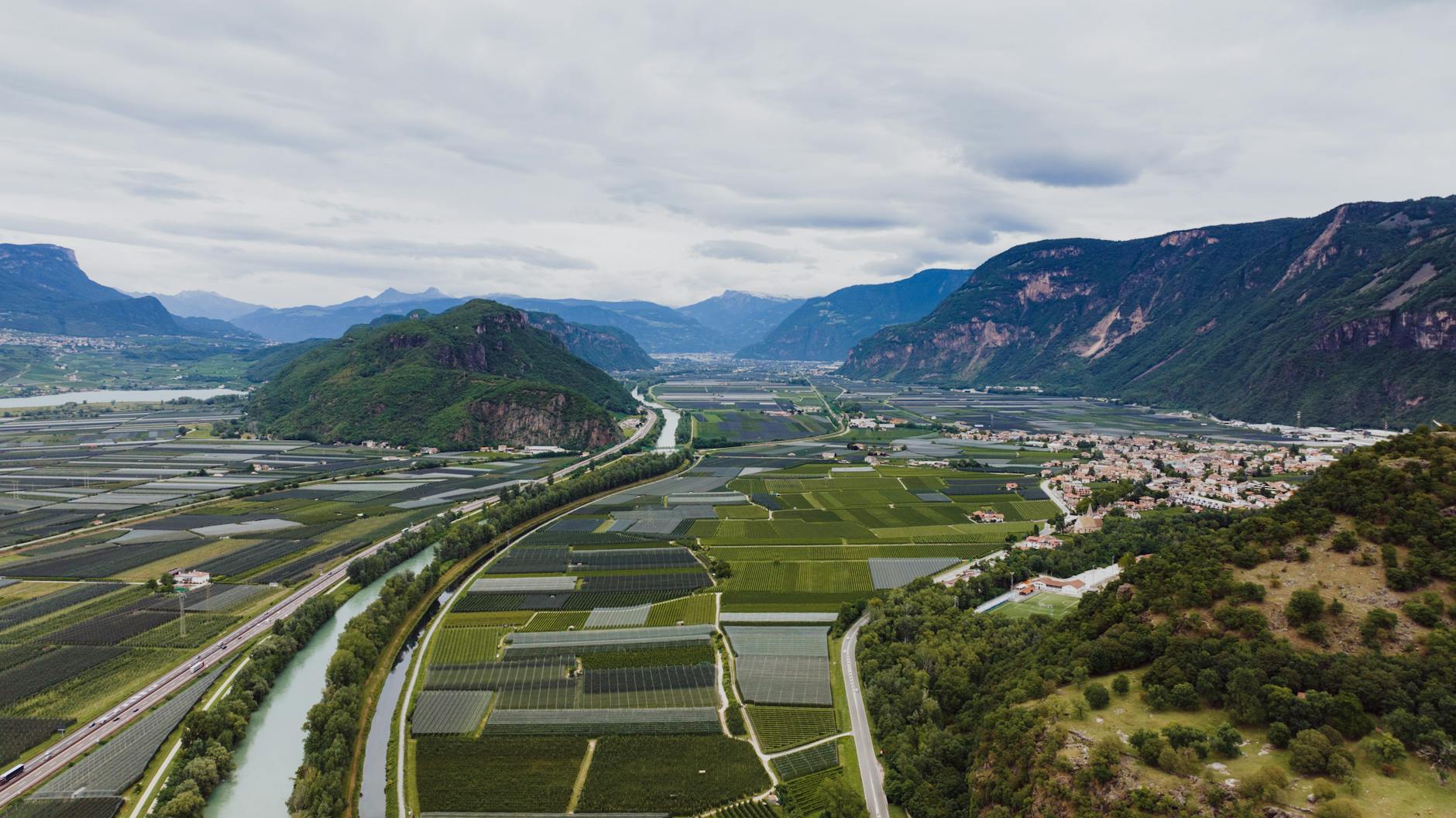 Valle alpina del Trentino tra boschi e montagne